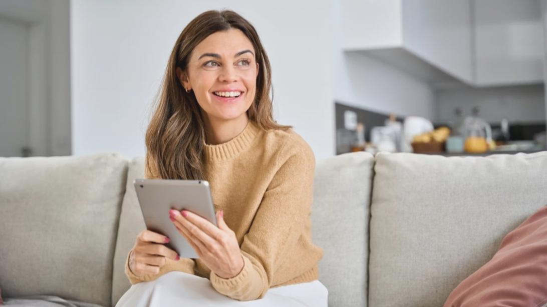 Apprenante travaillant sur un module pédagogique en ligne